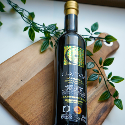 Intens fruktig olivenolje av grønne oliven med balansert smak av eple, ferskt gress, tomat, grønne mandler, aromatiske urter og banan.